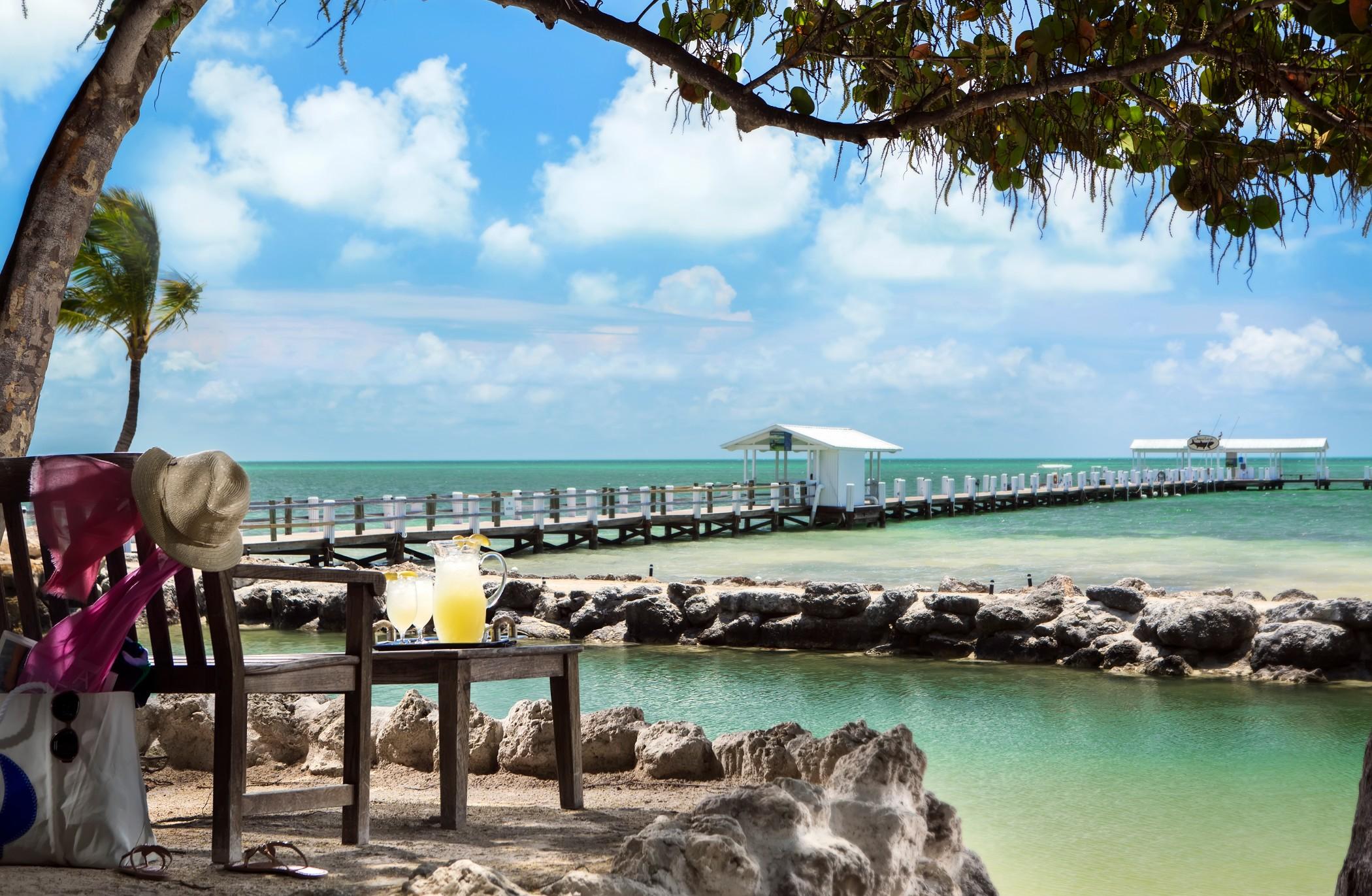 Cheeca Lodge & Spa Islamorada Exteriér fotografie The view from the beach at the Atlantis Paradise Island Resort