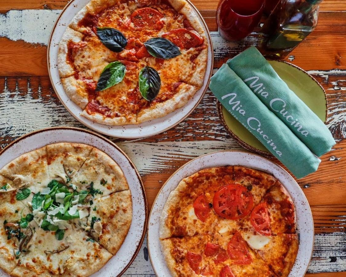 Cheeca Lodge & Spa Islamorada Exteriér fotografie Pizzas at Mia Cucina